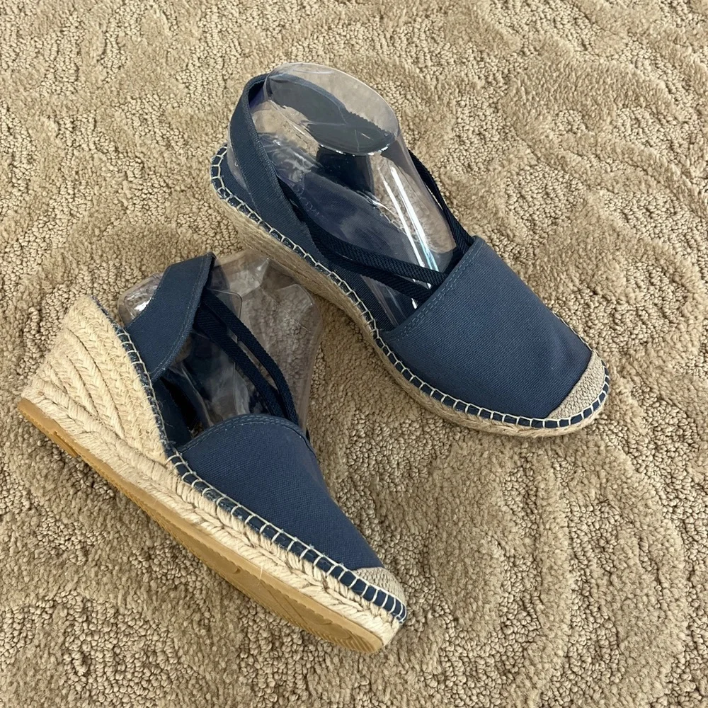 Vidoretta Espadrilles brand new. Steel gray. Size 40